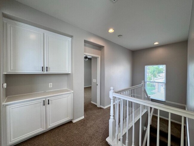 Building Photo - Discover this beautifully upgraded 5 bedro...