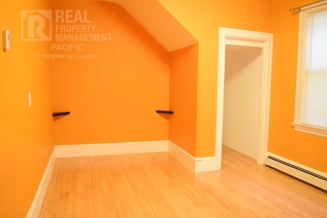 Building Photo - Spacious 3 Bedroom in Prime Location