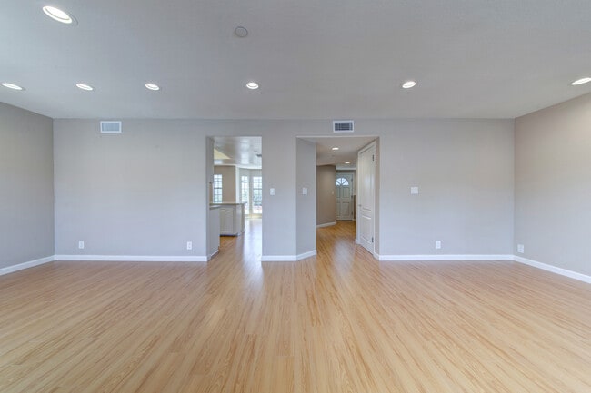 Building Photo - 604 W Wilson Ave