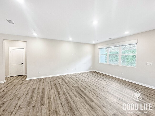 Building Photo - Beautiful 3B/3BA w/ 2 Car Garage, Washer/Dryer and Private Patio!