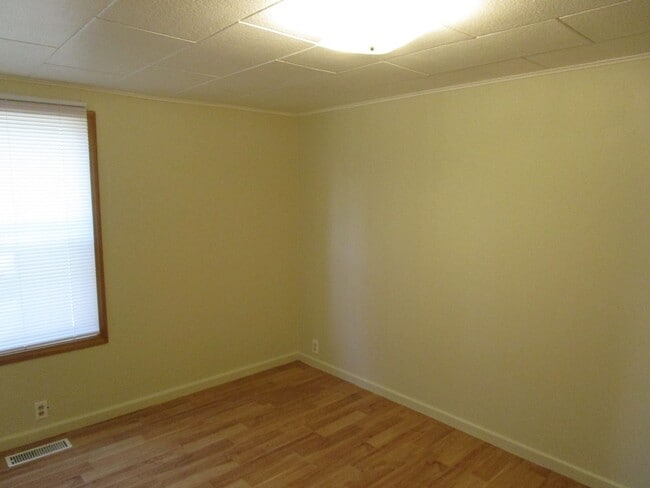 Building Photo - *APPLICATIONS PENDING* 3 Bedroom Home on 3/4 Acre - Available Soon!