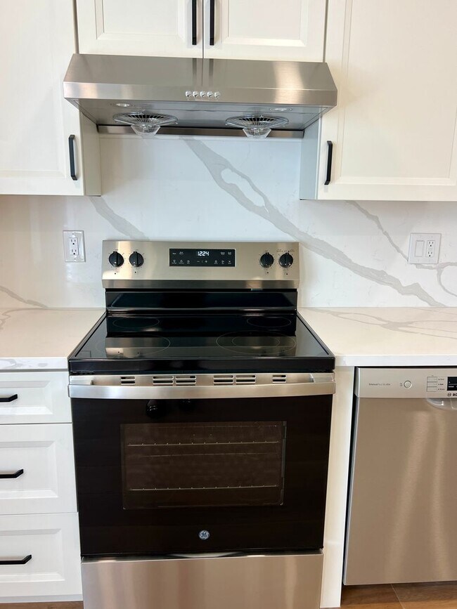 Building Photo - Light, bright & all NEW inside. Beautiful upgrades in this naturally bright 2 bd, 1 ba unit with ...