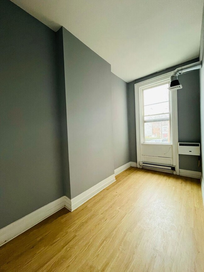 Building Photo - Beautiful 2 Bed - 1 Bath Apartment in Center Square, Albany.