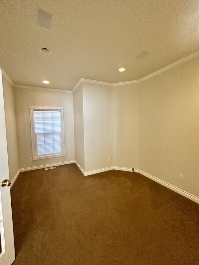 Building Photo - 560 E Maberry Dr
