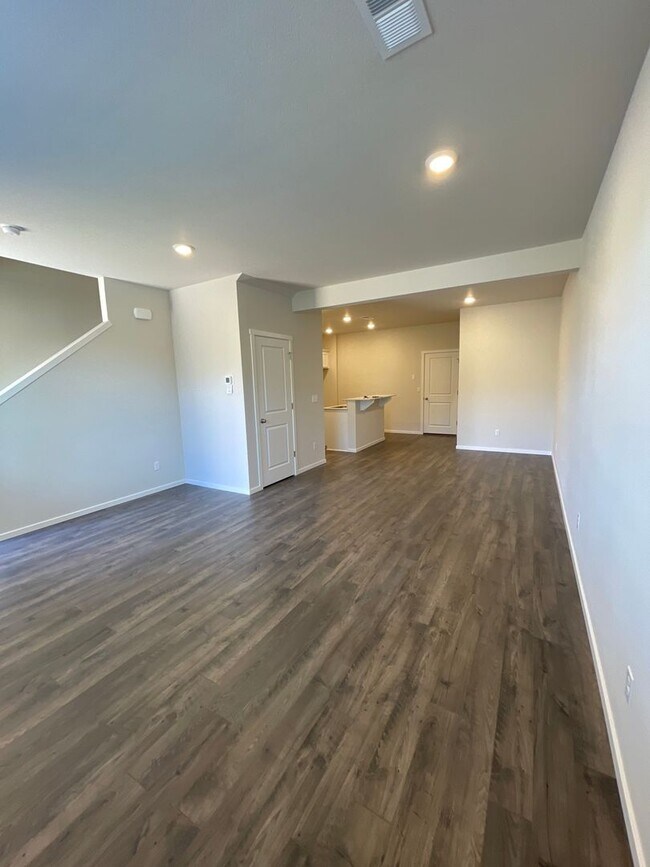 Building Photo - Town Home in NW Redmond's Canyon Ridge - PENDING APPLICATION