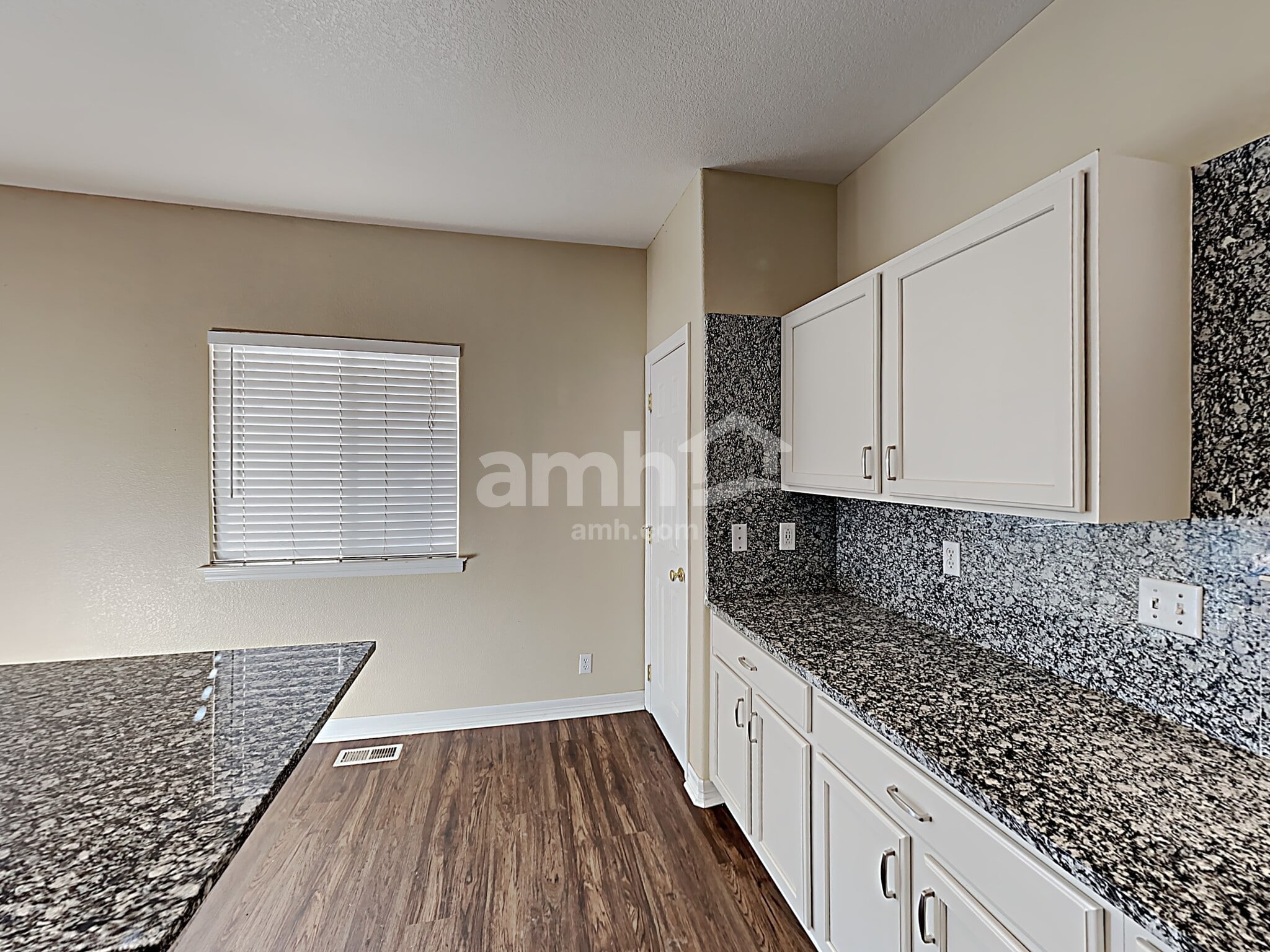 Building Photo - 13945 Jasmine St