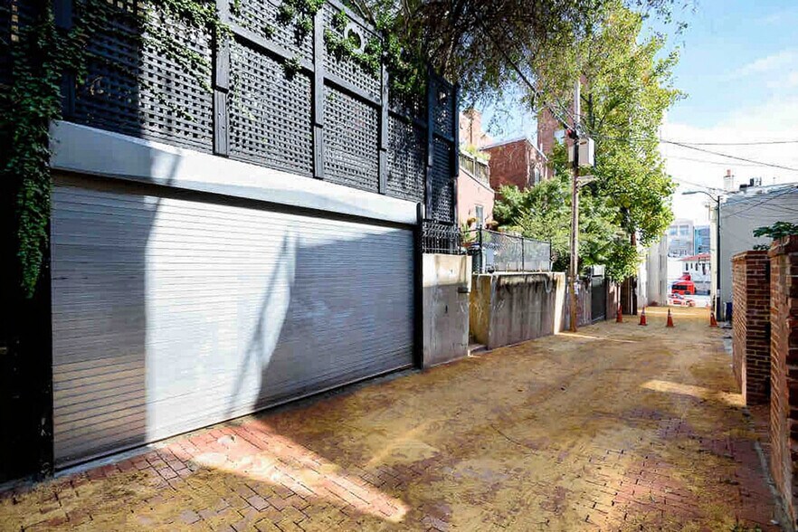 Building Photo - 2114 Bancroft Pl NW