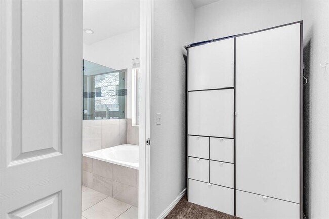 Building Photo - 2907 Zelma Dr