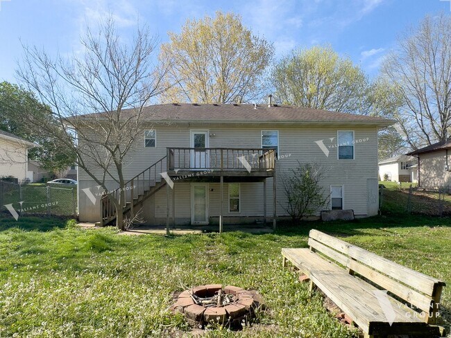 Building Photo - Spacious 4 Bedroom Ozark Home