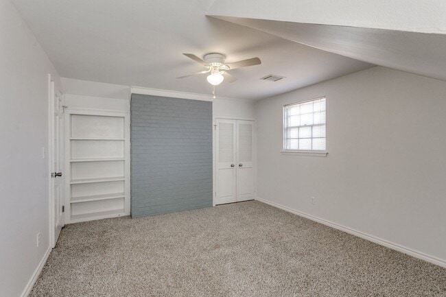 Building Photo - Spacious 4-Bedroom Home in Mature Neighbor...