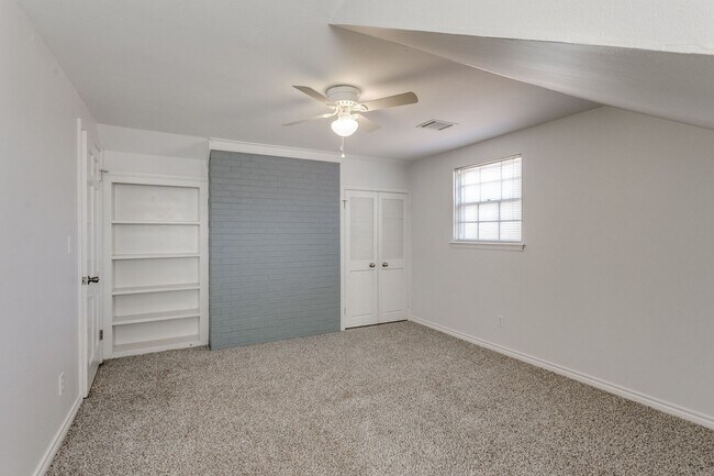 Building Photo - Spacious 4-Bedroom Home in Mature Neighborhood