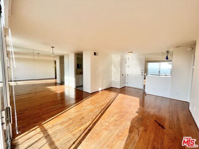 Building Photo - 100 S Doheny Dr