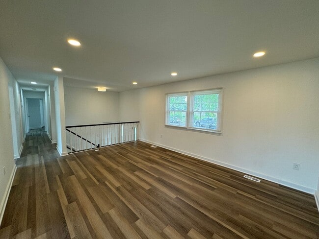 Building Photo - Spacious 5 Bed 3 Bath Home Walking Distanc...