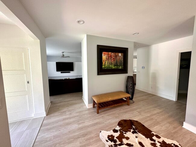 Building Photo - 4515 N Lake Dr