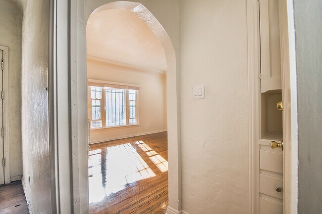 Building Photo - cur367