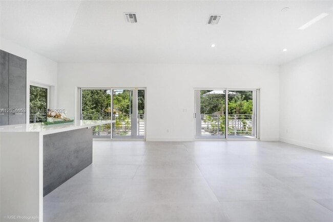 Building Photo - 5 Bowen Dr
