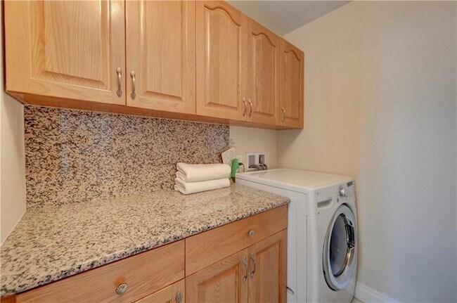 Building Photo - 2030 S Ocean Dr