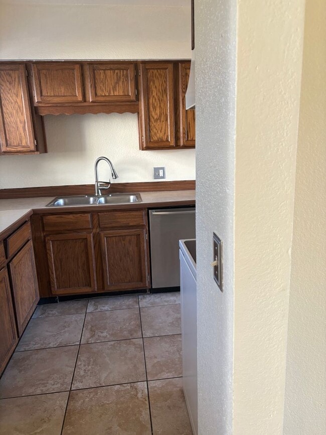 Building Photo - Great Condo in Great Area