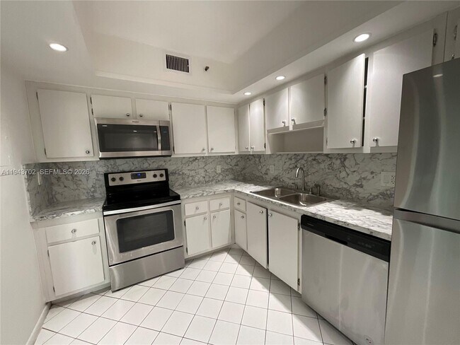 Building Photo - 919 Hillcrest Dr