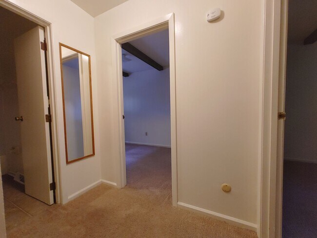 Building Photo - $1,200 - 2 Bed/1 Bath Private area near the Oval