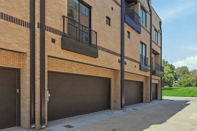 Building Photo - 408 Vista Buena Trl