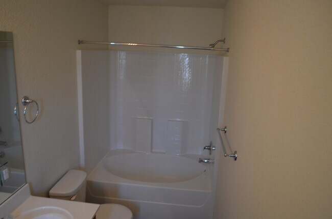 Building Photo - 914 Maplewood Dr