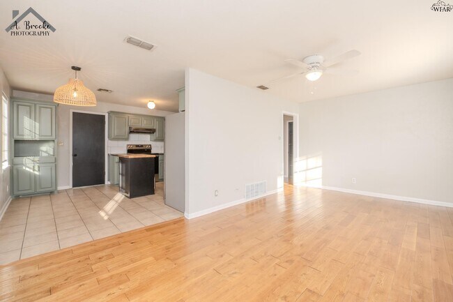 Building Photo - 2920 Featherston Ave