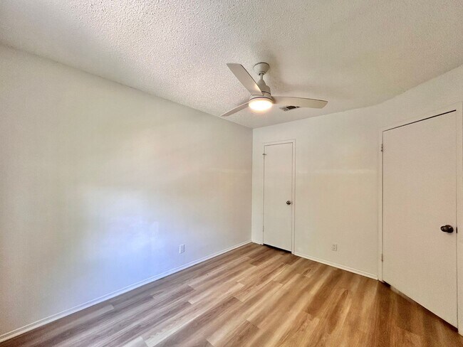 Building Photo - Spacious 3BR/2.5BA Two-Level Home with Fen...