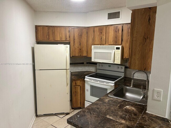 Primary Photo - 210 Lake Pointe Dr
