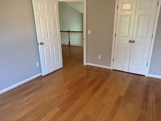 Building Photo - freshly paint 3 bed 2 bath townhome