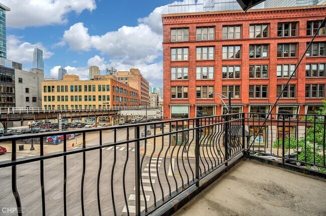 Building Photo - 333 W Hubbard St