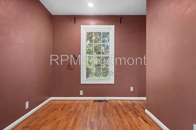 Building Photo - 1231 Stoneybrook Dr SE