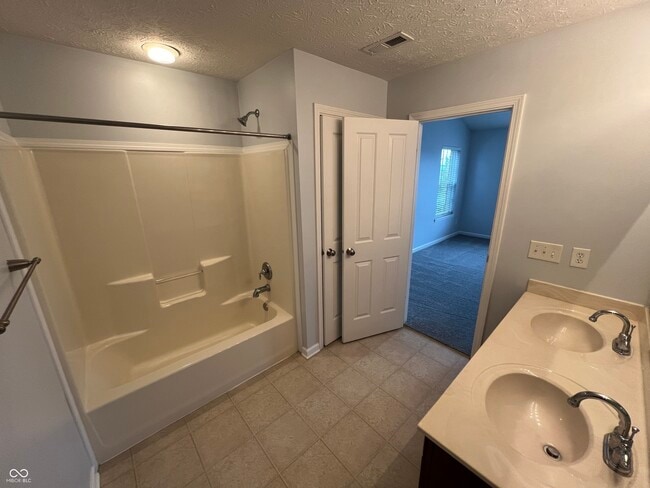 Building Photo - 9451 Glencroft Way