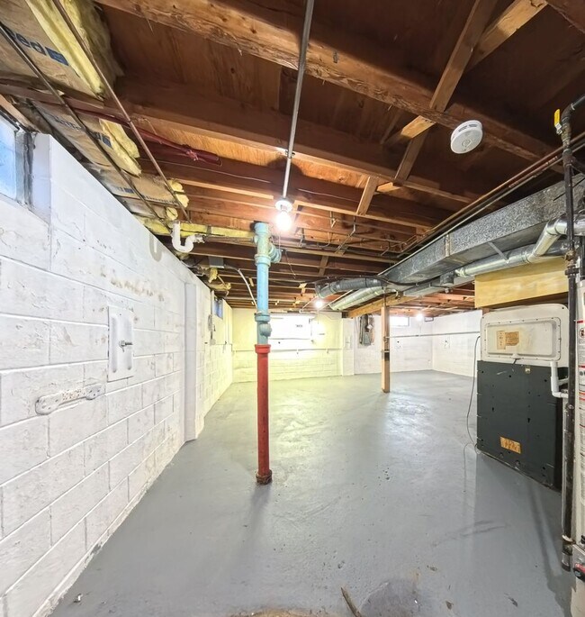 Building Photo - Spacious 3-Bedroom, 1-Bath Ranch - South Side Location