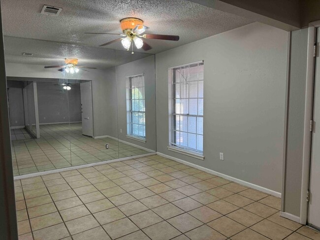 Building Photo - Fort Worth Duplex