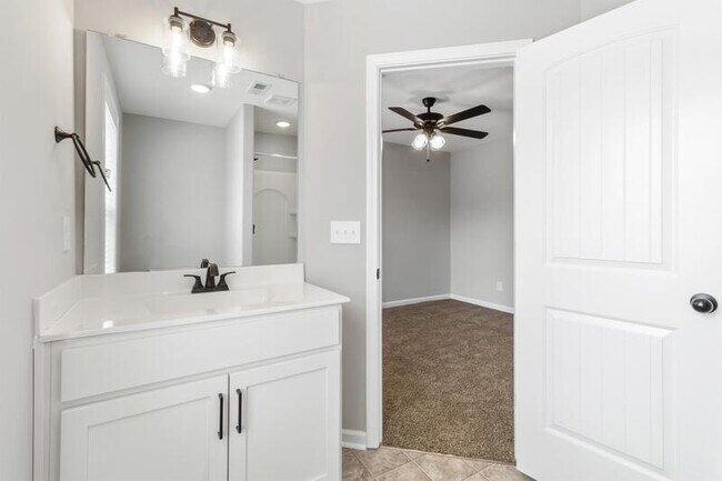 Building Photo - 1115-A2 Hillwood Dr