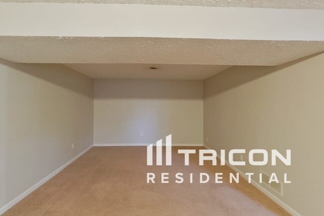 Building Photo - 1563 Park Ridge Ln