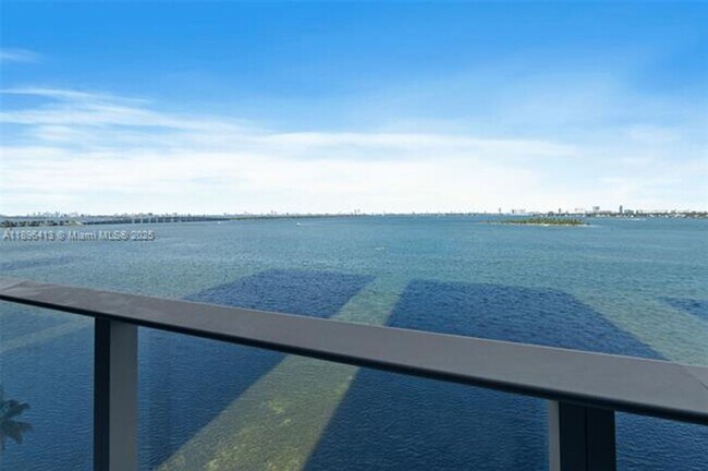 Building Photo - 700 NE 24th St