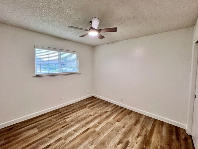 Building Photo - $2,495 Fresno St. & Bullard, 4 Bedroom House - E. Escalon Ave, Fresno