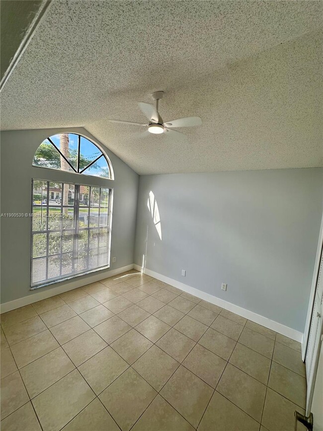 Building Photo - 10295 Hidden Springs Ct