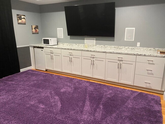 Building Photo - Sunset Lakes