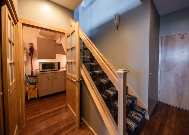 Building Photo - Luxurious multi-level penthouse condo - Flats Westbank