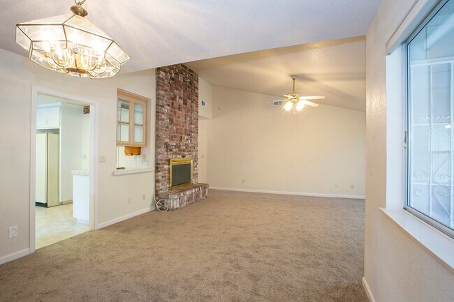 Building Photo - Gorgeous home with a 3 Car Garage!