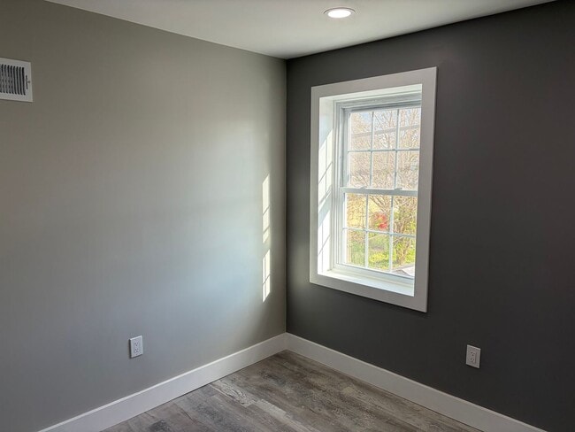 Building Photo - Fully Renovated 2 Bed 1 Bath Townhouse Style Row Home Now Available