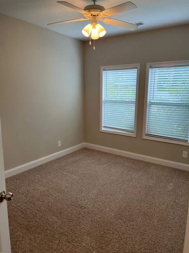 Building Photo - Spacious 4 Bedroom Home in Sango