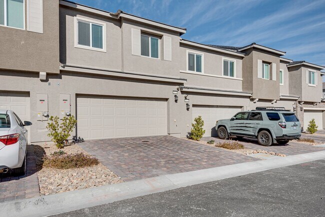 Building Photo - Furnished 3-bedroom, 2.5-bath townhome, de...