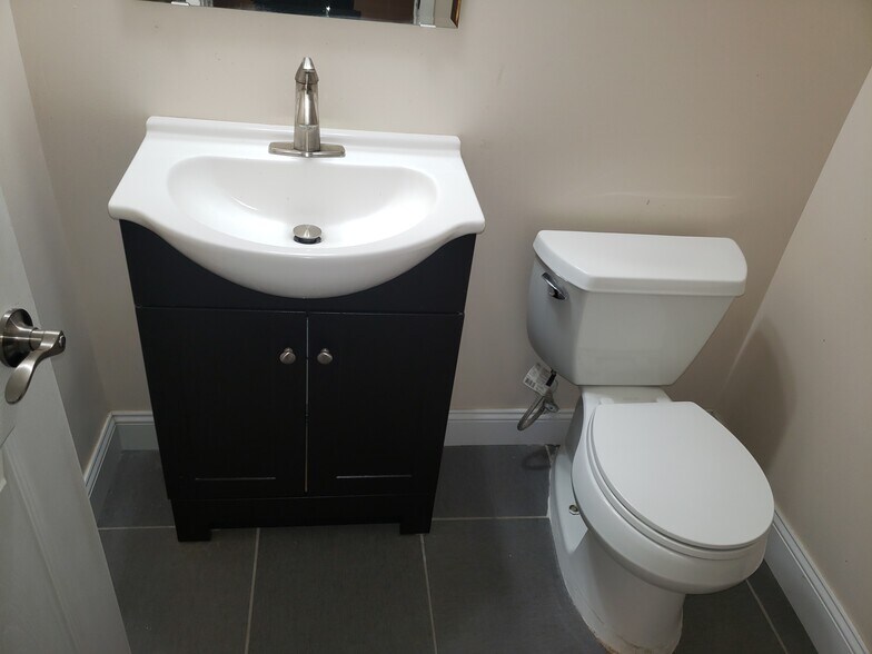 2nd Bedroom Bath Close up. - 74 N 22nd St