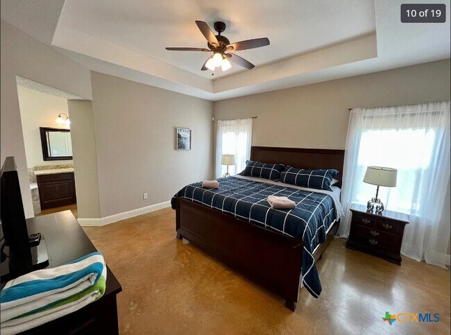 Building Photo - 3948 Summit Dr