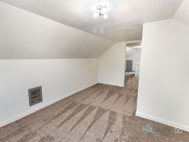 Building Photo - Beautifully Renovated furnished 3-Bedroom ...