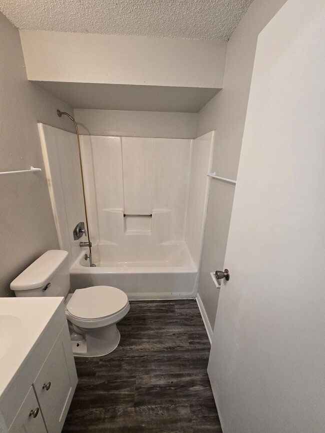 Building Photo - READY TO MOVE IN 2 BD/1 BA DUPLEX